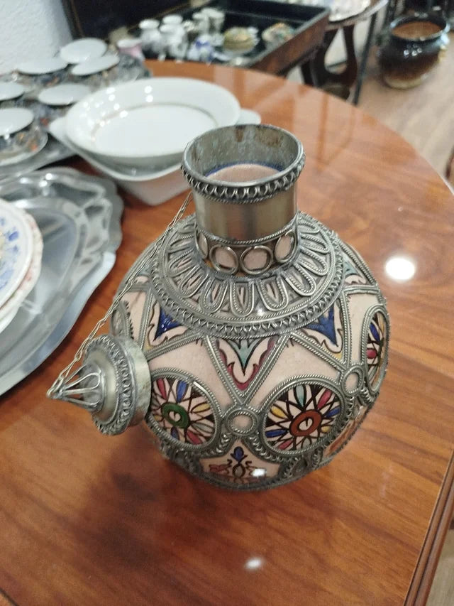 Jarrón decorativo de cerámica y metal