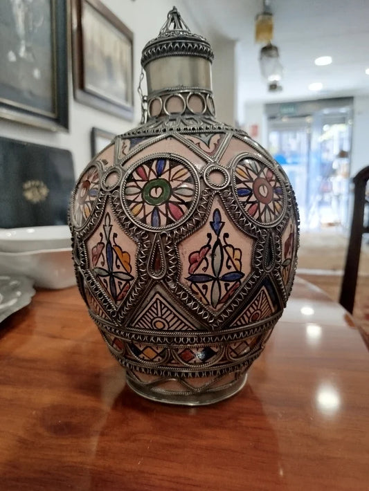 Jarrón decorativo de cerámica y metal