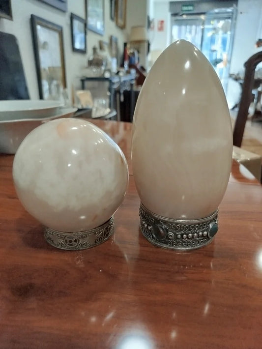 Huevos decorativos de mármol y metal