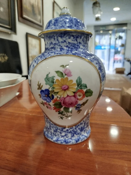 Jarrón de porcelana con flores