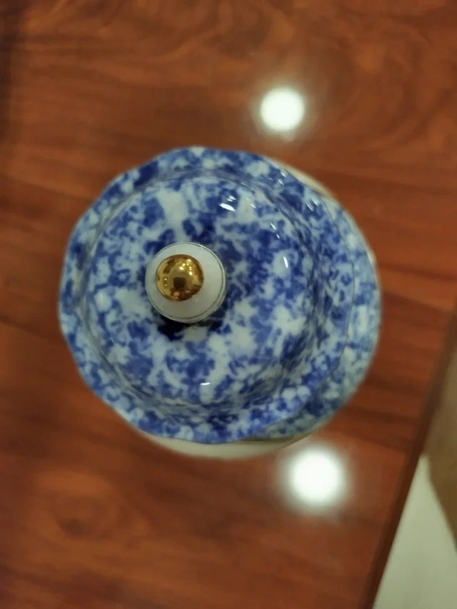 Jarrón de porcelana con flores
