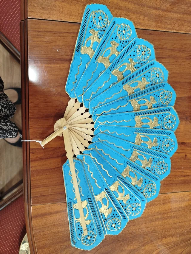 Abanico azul con detalles dorados