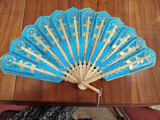 Abanico azul con detalles dorados
