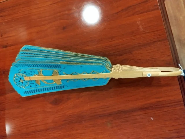 Abanico azul con detalles dorados