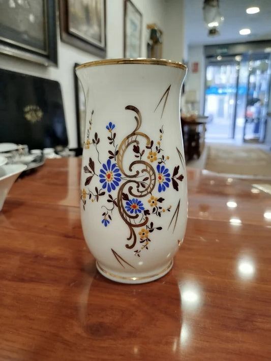 Jarrón de porcelana blanco y dorado