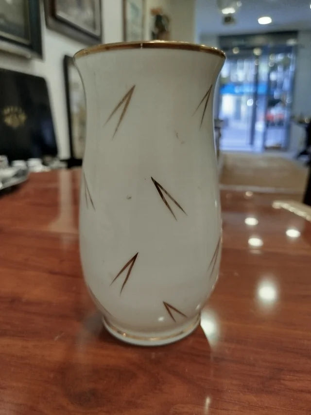 Jarrón de porcelana blanco y dorado